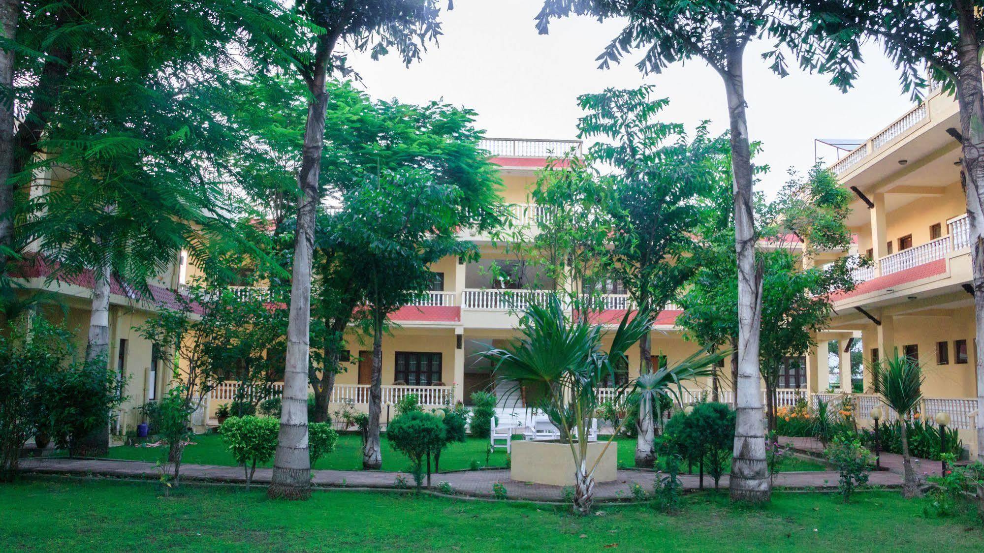Hotel Rainforest Sauraha Exteriér fotografie