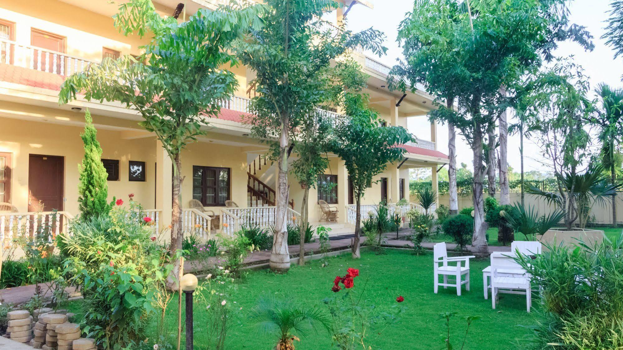 Hotel Rainforest Sauraha Exteriér fotografie